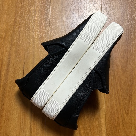 UGG Women’s Black Leather Moccasins with White Soles Size 7 - Picture 5 of 13